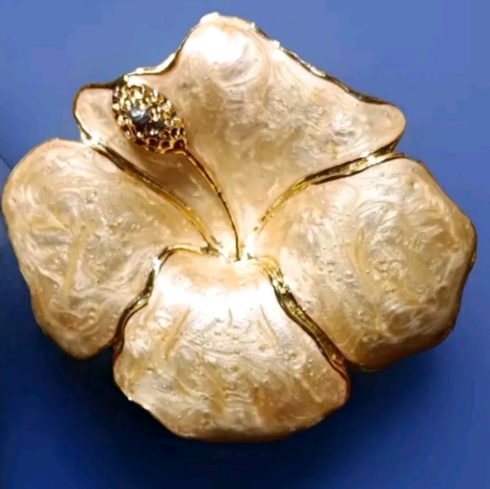Vintage Jyoti Hibiscus Cream Swirl Enamel Flower Brooch Pin W/Sapphire Accent